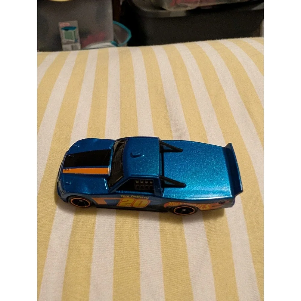 Hot Wheels Circle Trucker Diecast Car Toni DeBerry HW Race 2015 Blue 1:64 Mattel